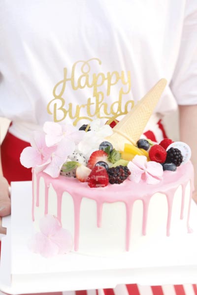Baby pink birthday cake in dubai