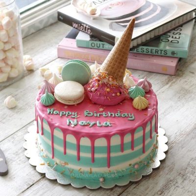 11-Macaroons-Cream-Cake.jpg