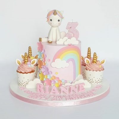 3-Unicorn-rainbow-cake-with-cupcakes.jpg
