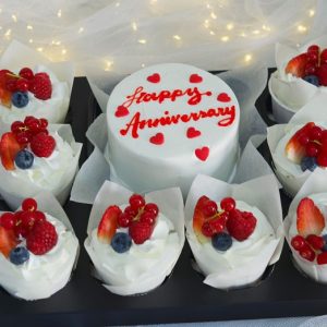 Berry Cake with Cupcakes