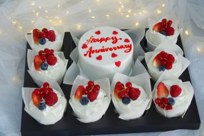 Berry cake with cupcakes