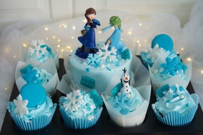 Frozen theme cake with cupcakes
