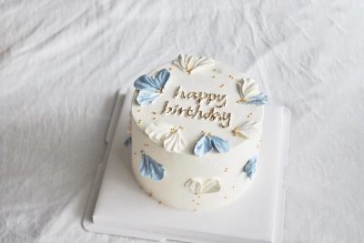 Hand-drawing flower petals cake