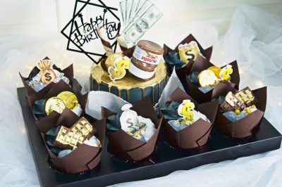 Money cake with cupcakes